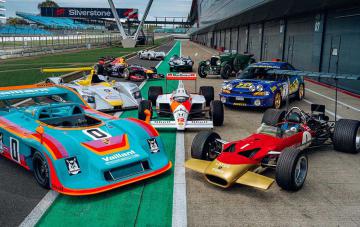 De izda. a dcha. y de abajo a arriba: Porsche 917/10, Audi R8 LMP, Red Bull RB9, Mercedes W154, McLaren MP4/4, Jaguar D-Type, Lotus 49, Subaru Impreza, Bentley Speed Six