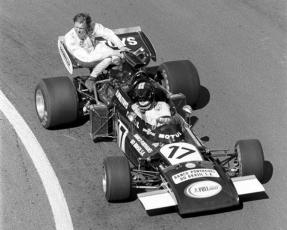 Carlos Pace (March 711-Ford), con Ronnie Peterson montado en el alerón trasero. Gran Premio de Francia 1972