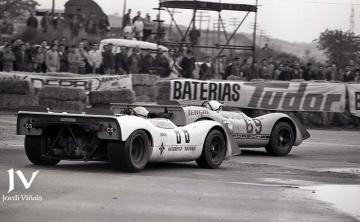 Batalla entre Juan Fernández y Jorge de Bagration, ambos con Porsche 908/2. Circuito de Granollers, 10 de mayo de 1970 (JAV Foto)