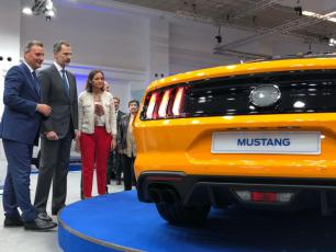 SM el Rey Felipe VI y Jesús Alonso ante el Mustang / Foto: Rosa Tantiñà