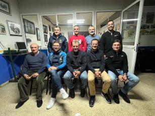 Pravia, 18 de mayo de 2024. De izda. a dcha. y de abajo a arriba: 'Freddy' (Federico González), Xesús Manuel Ferreiro, Xavier Anido, José Ramón Fernández, Javier Fernández, Jordi Ventura, Josep Autet, Joan Riberas, Álvaro Menéndez.