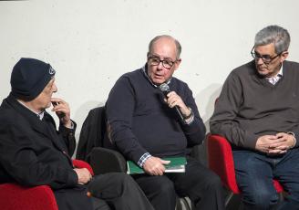 Jaime Palau-Ribes entre Carlos Domínguez (epd) y Raimond Blancafort. Periodisme i Motor 2017 (Foto: Pere Nubiola)