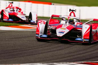 Alexander Sims y Alex Lynn (M7Electro de Mahindra Racing), en los test de pretemporada de Valencia / Foto: Spacesuit Media