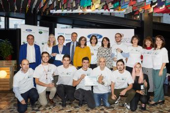 Equipos premiados junto a responsables de Ford Motor Company y Apadrina la Ciencia