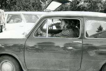 Hans Stück y Patrick Depailler saliendo de Montjuïc 1974 con un Seat 850 (Foto: Josep Autet)