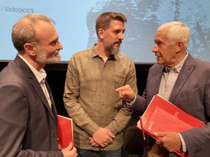 Josep Bau, Vicerrector de Relaciones Internacionales de la Universitat de Vic; Sergi Grau, Decano de la Facultad de Ciencias, Tecnología e Ingenierías de la Universitat de Vic; y Antonio Zanini, padrino del Grado de Ingenierías 2018-2022 (Foto: Josep Autet)