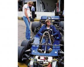 Ronnie Peterson (Tyrrell P34), 1977. A su lado, observándole, el campeón del Mundo, James Hunt