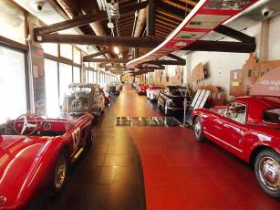 Panorámica de una de las salas del museo. Se ve una parte cubierta de cristal bajo la cual hay una de las reproducciones del estado de la carretera en aquella época. En el techo y a los lados, paneles que explican la historia de las Mille Miglia (Foto: Josep Casanovas)